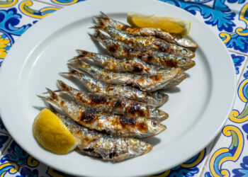 Ruta el espeto por la Costa del Sol: entre las brasas y el mar