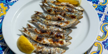 Ruta el espeto por la Costa del Sol: entre las brasas y el mar