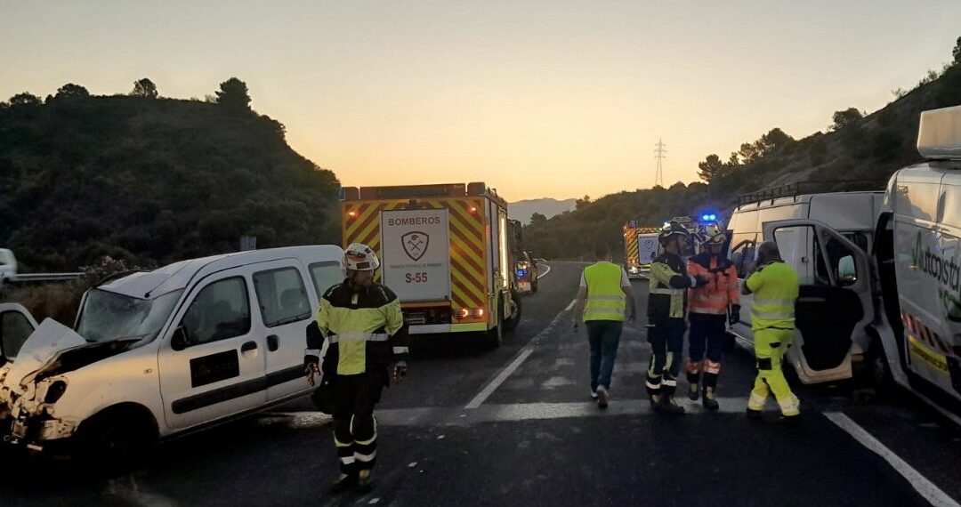 Dos heridos en Estepona tras colisión entre furgoneta y vehículo de mantenimiento en la AP-7