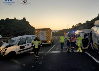 Dos heridos en Estepona tras colisión entre furgoneta y vehículo de mantenimiento en la AP-7