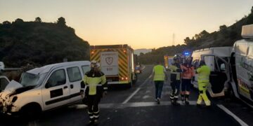 Dos heridos en Estepona tras colisión entre furgoneta y vehículo de mantenimiento en la AP-7