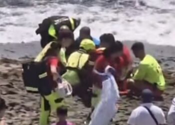 Una menor de 14 años evacuada al hospital tras caerse de un hidropedal en una playa de Fuengirola