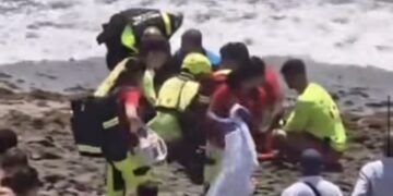 Una menor de 14 años evacuada al hospital tras caerse de un hidropedal en una playa de Fuengirola