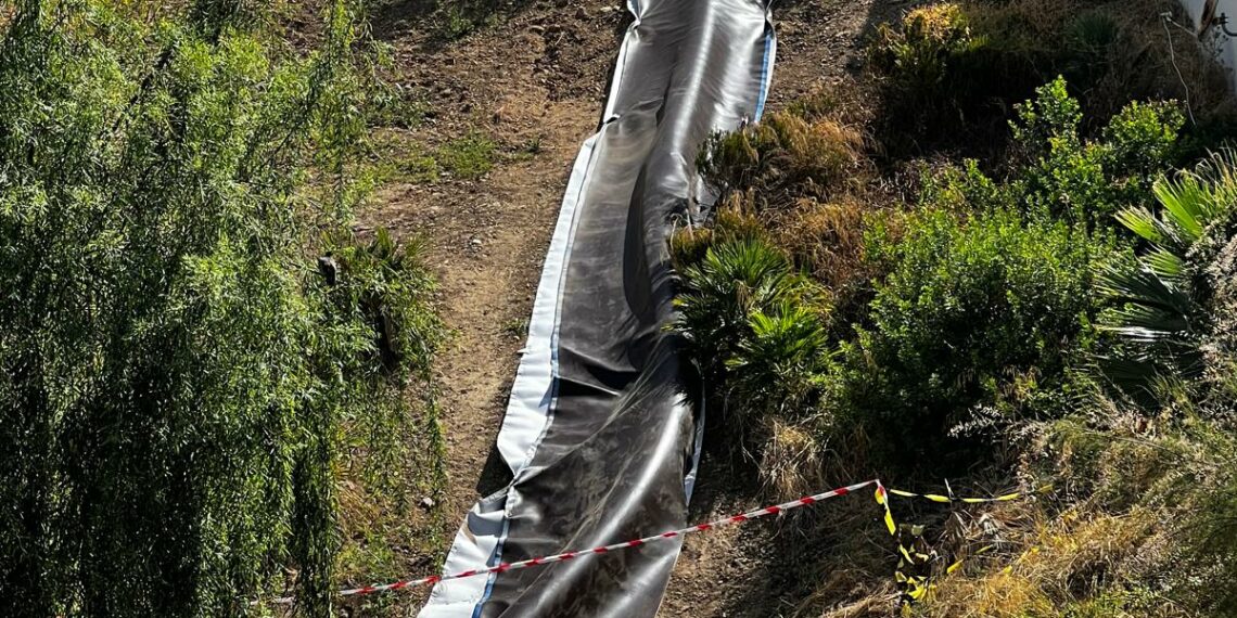 Acosol finaliza con éxito la obra de emergencia para sustituir 80 metros de tubería de la red de alta en Benalmádena