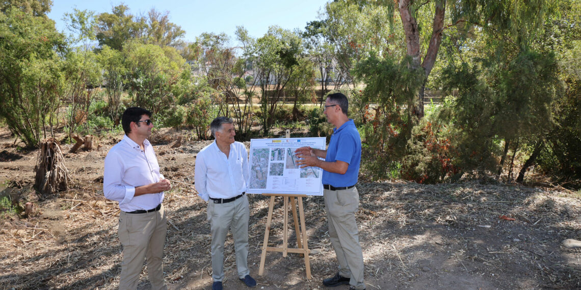 El Ayuntamiento comienza las labores de renaturalización del Río Guadaiza con la eliminación de especies invasoras y la limpieza del cauce