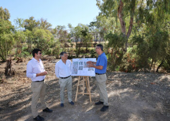 El Ayuntamiento comienza las labores de renaturalización del Río Guadaiza con la eliminación de especies invasoras y la limpieza del cauce
