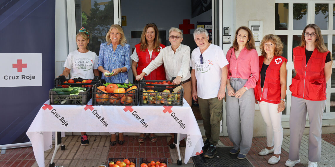 El Ayuntamiento, la Asociación Huertos Marbella Verde y Cruz Roja colaboran para abastecer de alimentos naturales a familias vulnerables