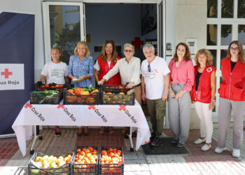 El Ayuntamiento, la Asociación Huertos Marbella Verde y Cruz Roja colaboran para abastecer de alimentos naturales a familias vulnerables