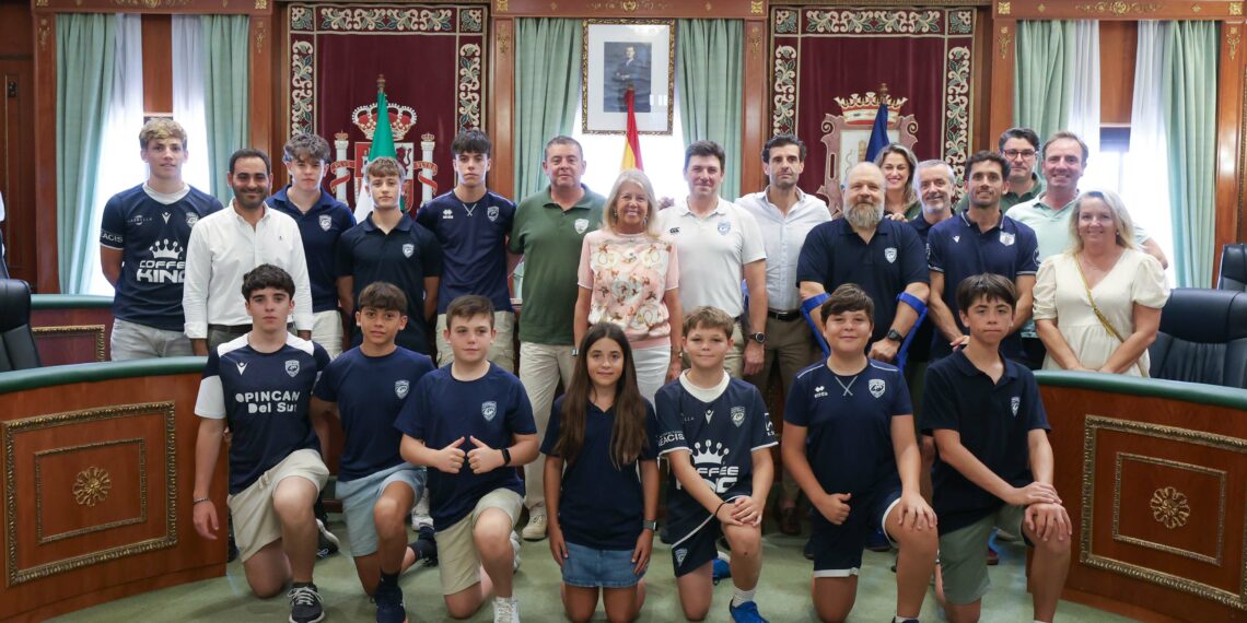 La alcaldesa de Marbella recibe al Marbella Rugby Club tras una temporada llena de éxitos