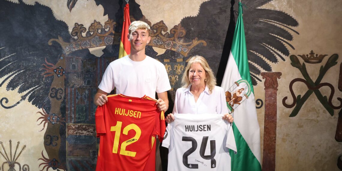 Dean Huijsen vuelve a Marbella: así ha sido el encuentro entre el futbolista y la alcaldesa