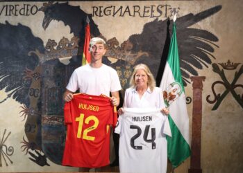 Dean Huijsen vuelve a Marbella: así ha sido el encuentro entre el futbolista y la alcaldesa