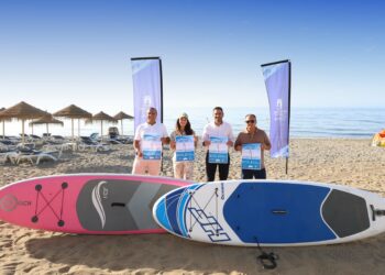 San Pedro Alcántara acogerá una jornada gratuita de bautismo de paddle surf con 45 plazas disponibles