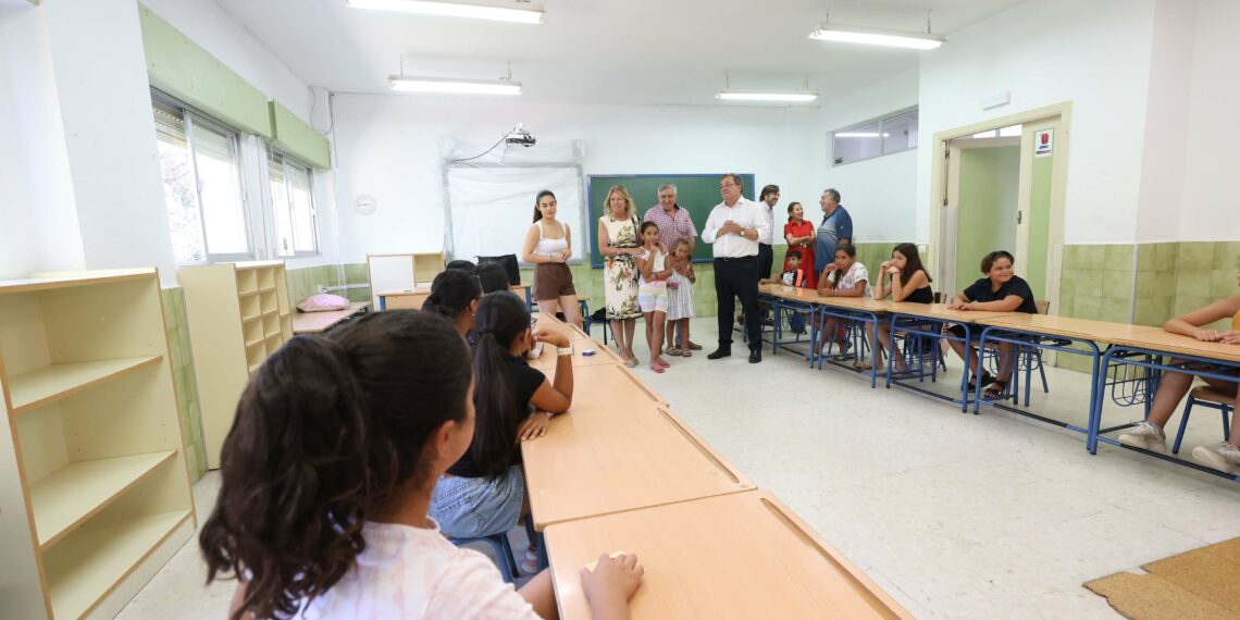 Más de un centenar de menores en situación vulnerable participan en el campamento de verano escolar impulsado por el Ayuntamiento, la Junta, la asociación A Sueti Calli e Hidralia
