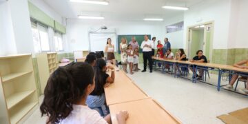 Más de un centenar de menores en situación vulnerable participan en el campamento de verano escolar impulsado por el Ayuntamiento, la Junta, la asociación A Sueti Calli e Hidralia