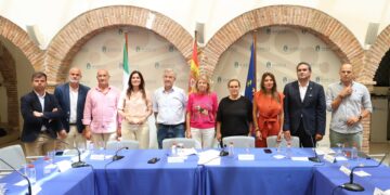 Alcaldes de la Costa del Sol y de Cádiz se unen para exigir al Gobierno central que actúe de forma urgente contra la plaga de algas invasoras