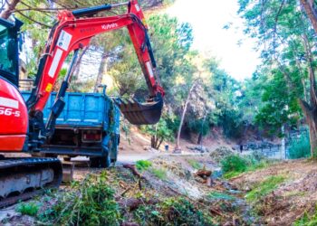 El Ayuntamiento limpia en el primer semestre del año más de 175.000 metros cuadrados de parcelas y arroyos municipales
