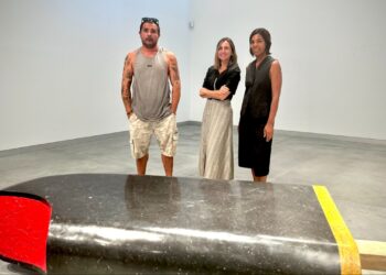 Grandes iconos del verano realizados en mármol protagonizan la exposición ‘Quiñones: Al Origen’ en el Mirador del Carmen