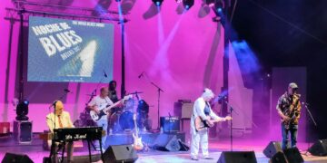 El concierto solidario de blues en Mijas Pueblo permite recoger cerca de 300 kilos de alimentos para Cáritas