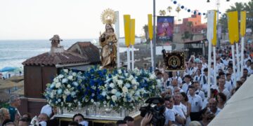 La semana grande en honor a la Virgen del Carmen en Benalmádena disfruta del encuentro entre la Protectora de los Mares y La Chiquita