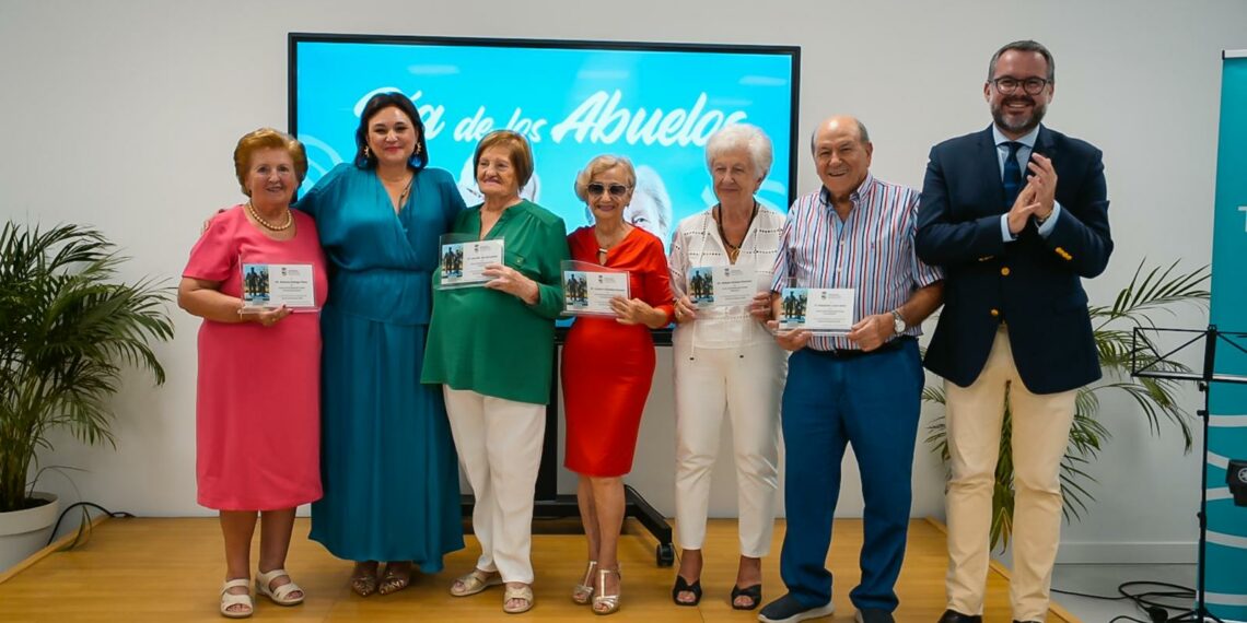 Torremolinos reconoce a cinco mayores del municipio en el Día de los Abuelos