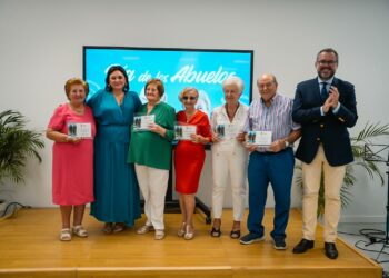 Torremolinos reconoce a cinco mayores del municipio en el Día de los Abuelos