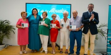 Torremolinos reconoce a cinco mayores del municipio en el Día de los Abuelos