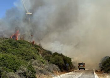 Desalojan viviendas cercanas al incendio declarado en el Parque Eólico de Casares