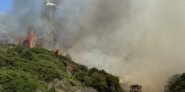 Desalojan viviendas cercanas al incendio declarado en el Parque Eólico de Casares