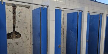 Torremolinos acomete tareas de limpieza y mantenimiento de las piscina Virgen del Carmen I y II