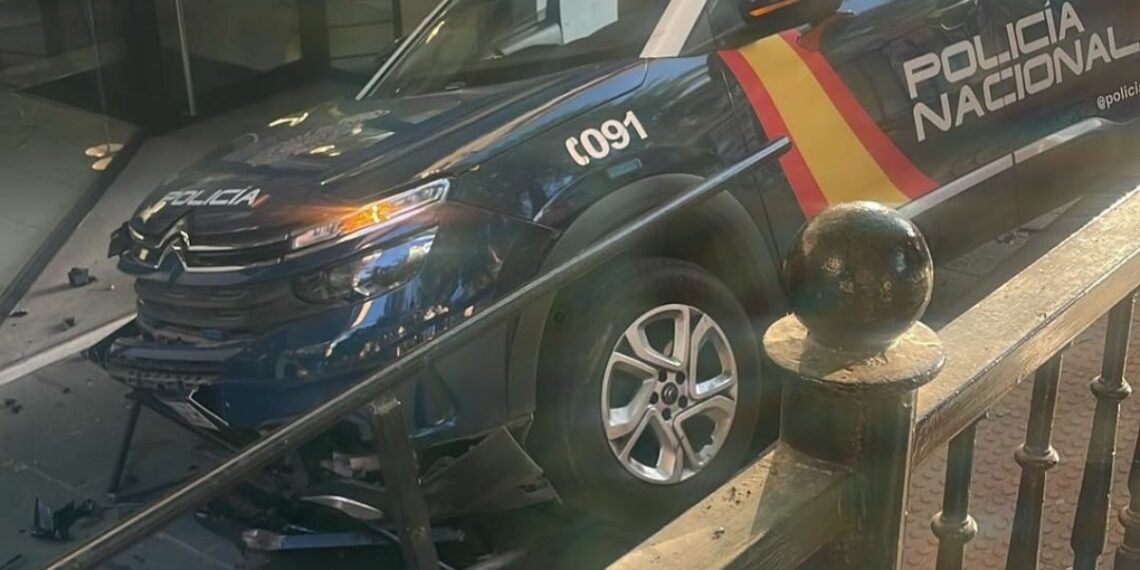 Un vehículo de la Policía Nacional impacta contra una motocicleta en pleno centro de Marbella