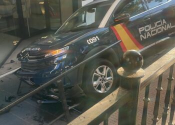 Un vehículo de la Policía Nacional impacta contra una motocicleta en pleno centro de Marbella