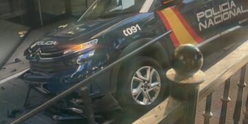 Un vehículo de la Policía Nacional impacta contra una motocicleta en pleno centro de Marbella