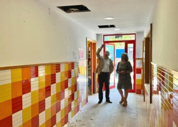 Educación invierte más de 136.000 euros en la reforma del muro y la cubierta de la escuela infantil Reyes Magos de Málaga