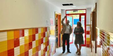 Educación invierte más de 136.000 euros en la reforma del muro y la cubierta de la escuela infantil Reyes Magos de Málaga