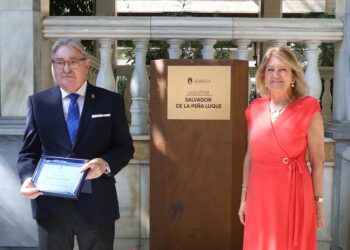 Marbella rinde homenaje al periodista Salvador de la Peña poniendo su nombre al templete de la Alameda