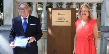 Marbella rinde homenaje al periodista Salvador de la Peña poniendo su nombre al templete de la Alameda