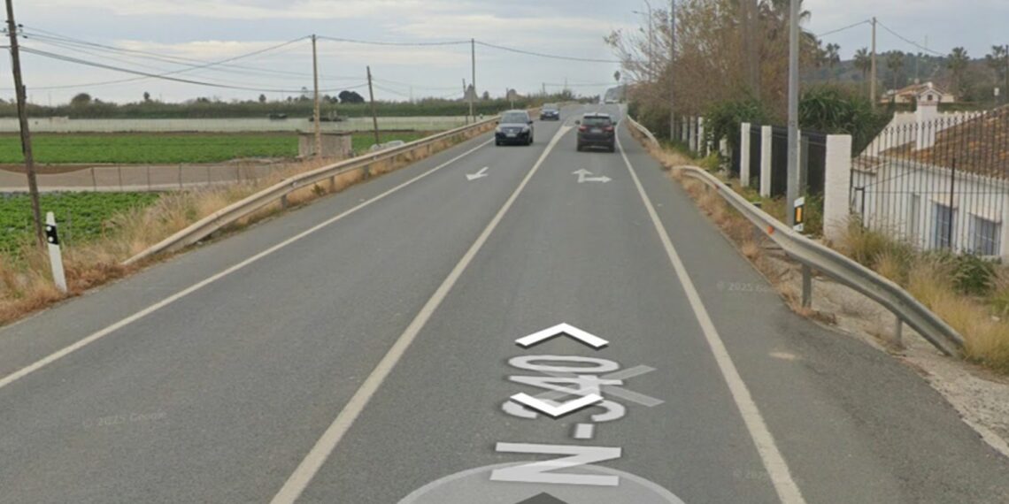 Un fallecido tras la colisión de un coche y una moto en la N-340 en Vélez-Málaga
