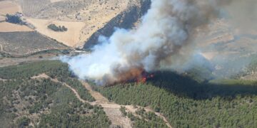 Cortada al tráfico la carretera A-7282 por el incendio declarado en Antequera