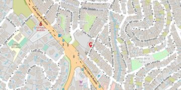 Un hombre y una mujer de 65 años evacuados al hospital tras un incendio en una casa en Málaga