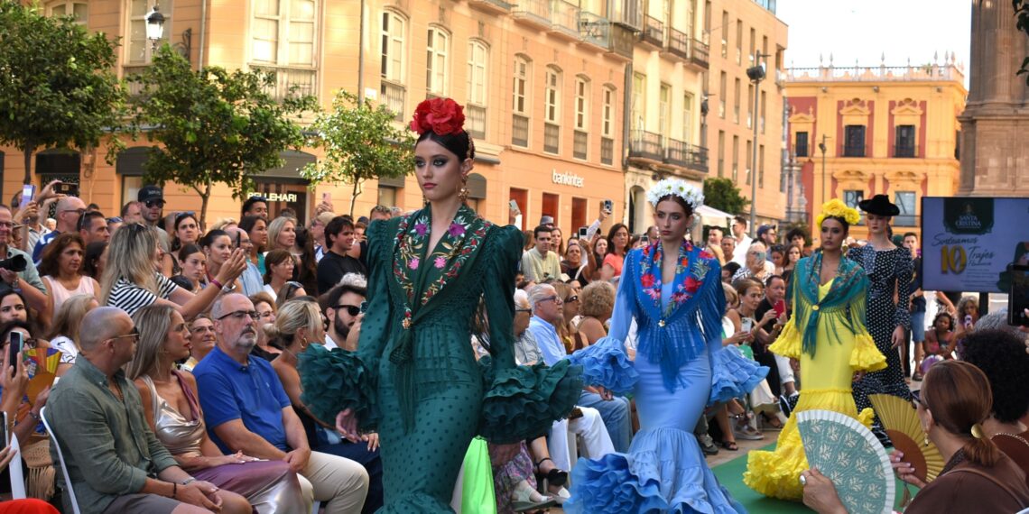 El desfile de moda flamenca de Málaga de Moda y Cafés Santa Cristina congrega a más de 450 personas