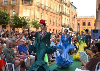 El desfile de moda flamenca de Málaga de Moda y Cafés Santa Cristina congrega a más de 450 personas