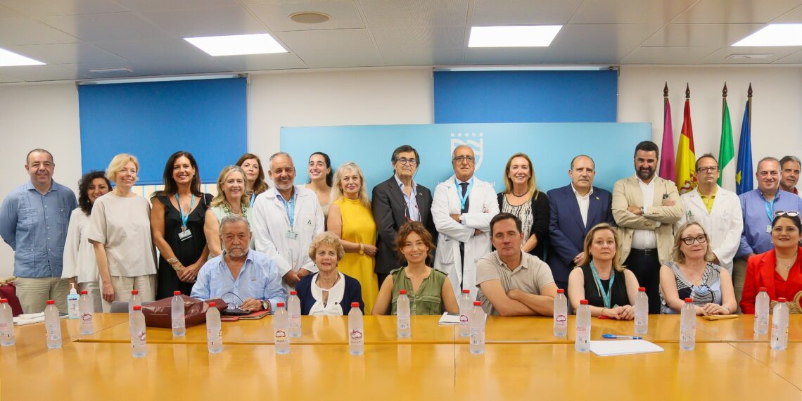 El Hospital Regional de Málaga celebra una reunión de coordinación con el Cuerpo Consular para mejorar la atención a pacientes extranjeros