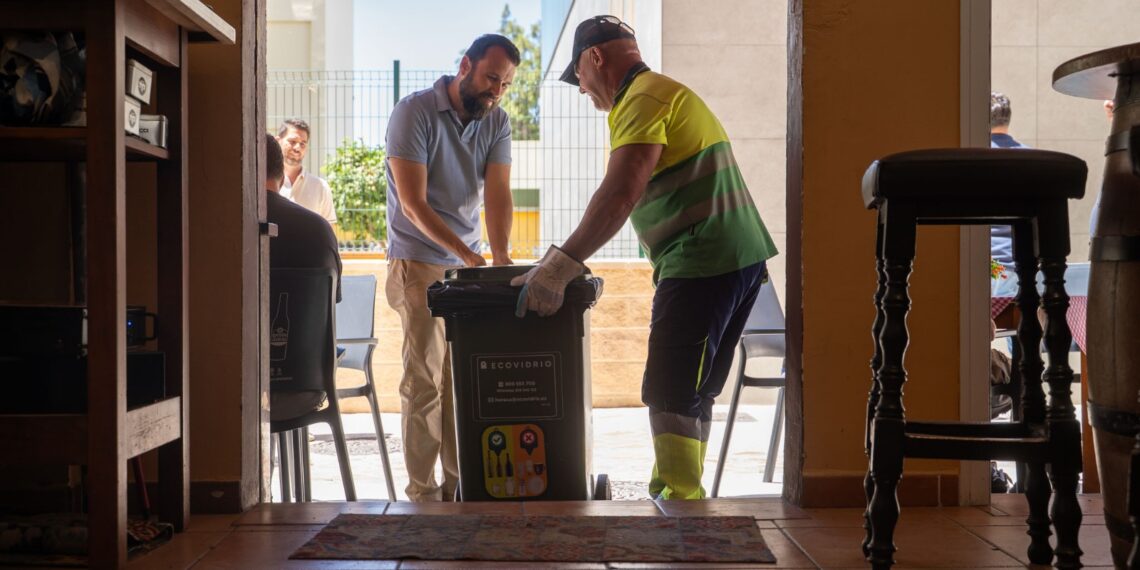 El Ayuntamiento de Benalmádena activa el servicio puerta a puerta de recogida de vidrio para comercios