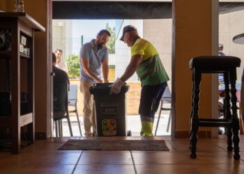 El Ayuntamiento de Benalmádena activa el servicio puerta a puerta de recogida de vidrio para comercios