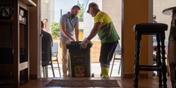 El Ayuntamiento de Benalmádena activa el servicio puerta a puerta de recogida de vidrio para comercios