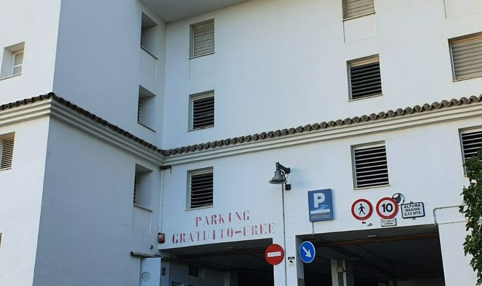 Casares inicia los trámites para renovar los ascensores del aparcamiento del Llano