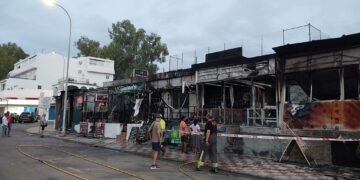 Un aparatoso incendio arrasa con siete establecimientos en Torremolinos