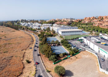 El Ayuntamiento dotará de acerado al tramo de la carretera de Benahavís entre la autovía y la avenida Alquería