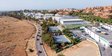 El Ayuntamiento dotará de acerado al tramo de la carretera de Benahavís entre la autovía y la avenida Alquería