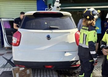 Cuatro heridos tras chocar un vehículo contra la terraza de un local en Rincón de la Victoria